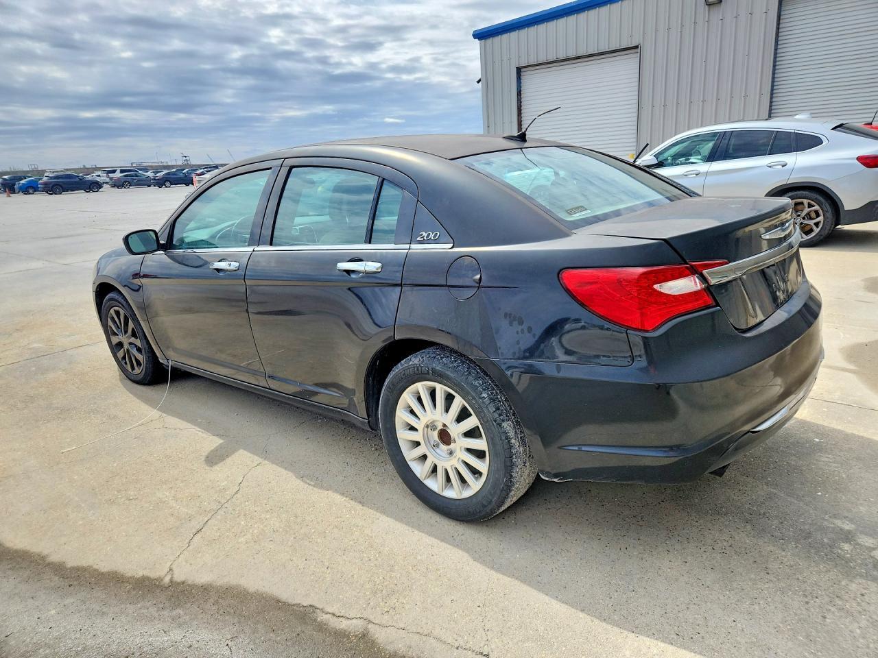 2012 Chrysler 200 Limited - Image 2
