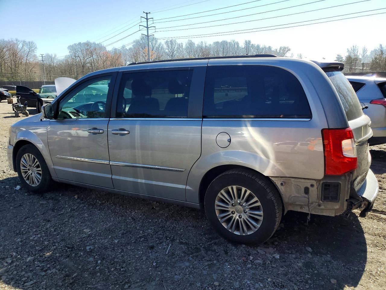 2014 Chrysler Town & Country Touring L - Image 2