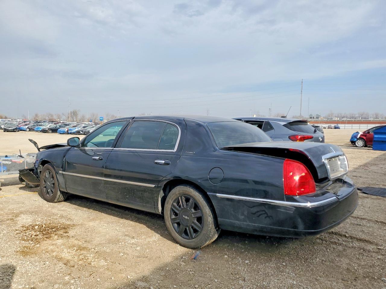 2007 Lincoln Town Car Executive L - Image 2