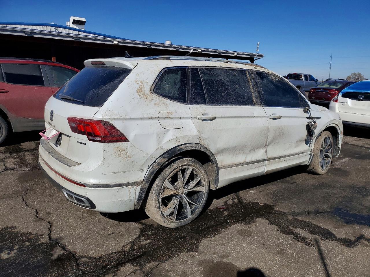 2022 Volkswagen Tiguan Sel R-Line - Image 3