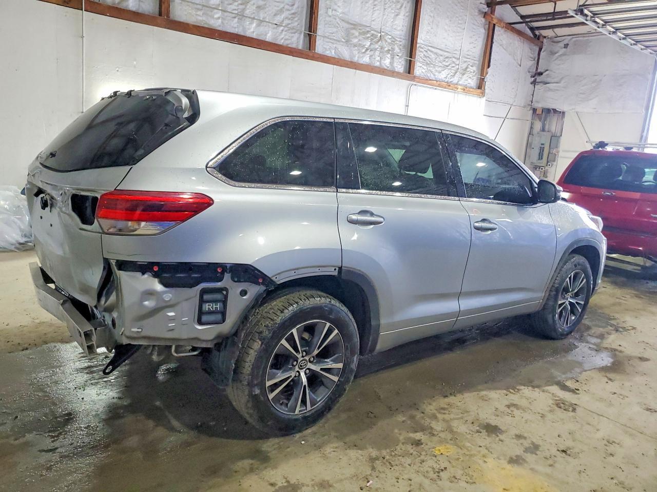 2017 Toyota Highlander Le - Image 3