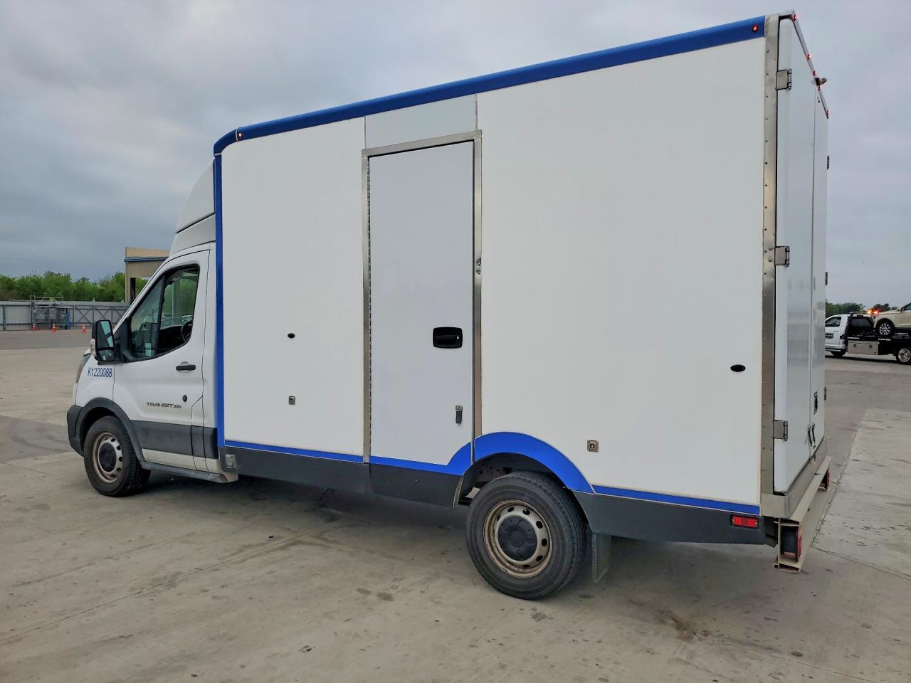 2022 Ford Transit Delivery Truck - Фото 2