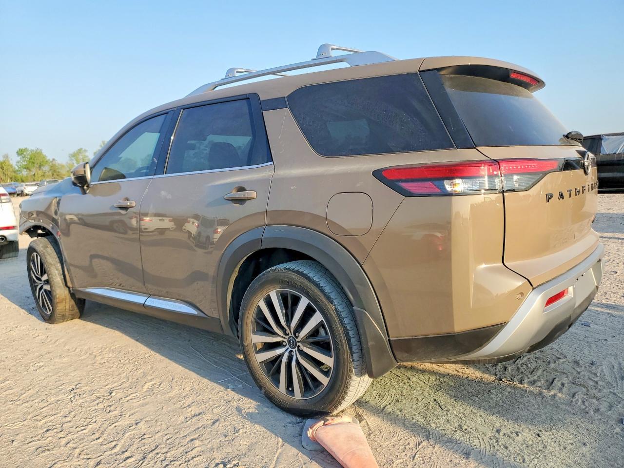 2023 Nissan Pathfinder Platinum - Фото 2