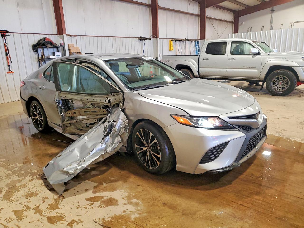 2020 Toyota Camry Se - Фото 4