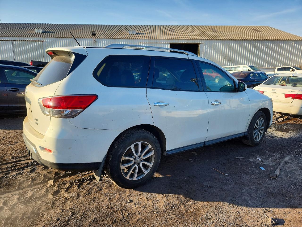 2014 Nissan Pathfinder S - Image 3