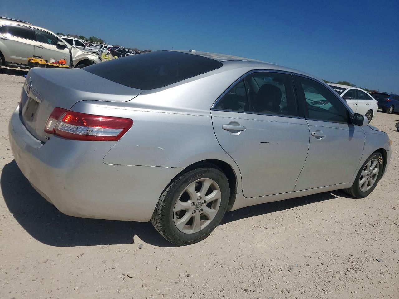 2011 Toyota Camry Le - Фото 3