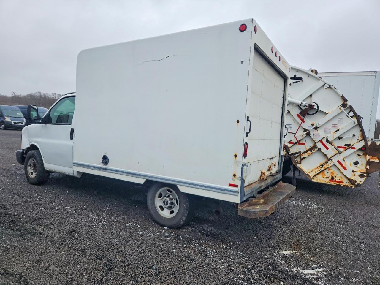2009 GMC Savana Cutaway G3500 - Image 2