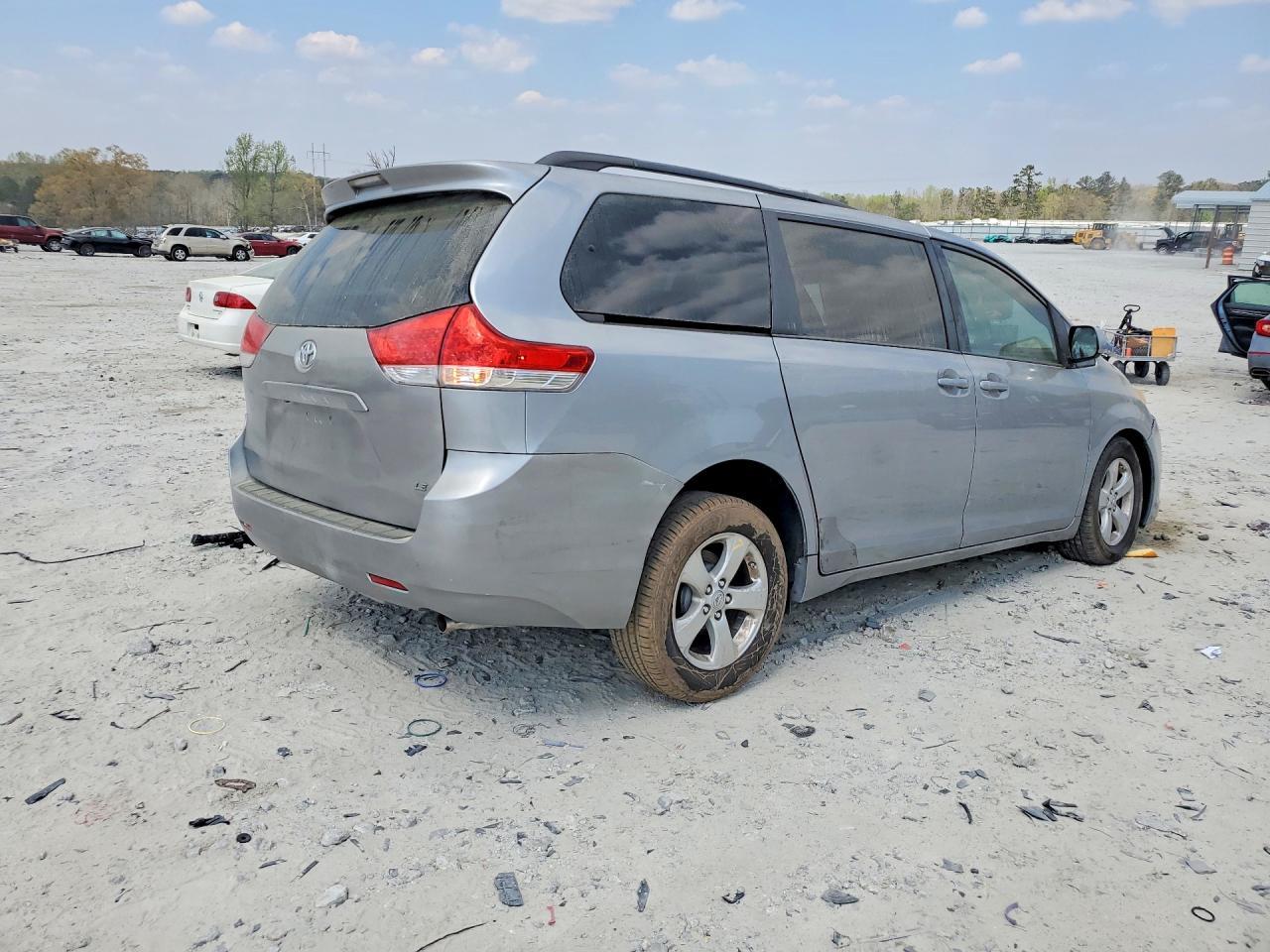 2013 Toyota Sienna Le 8-Passenger - Фото 3