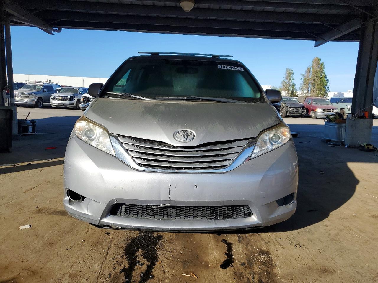 2015 Toyota Sienna Le 8-Passenger - Фото 5