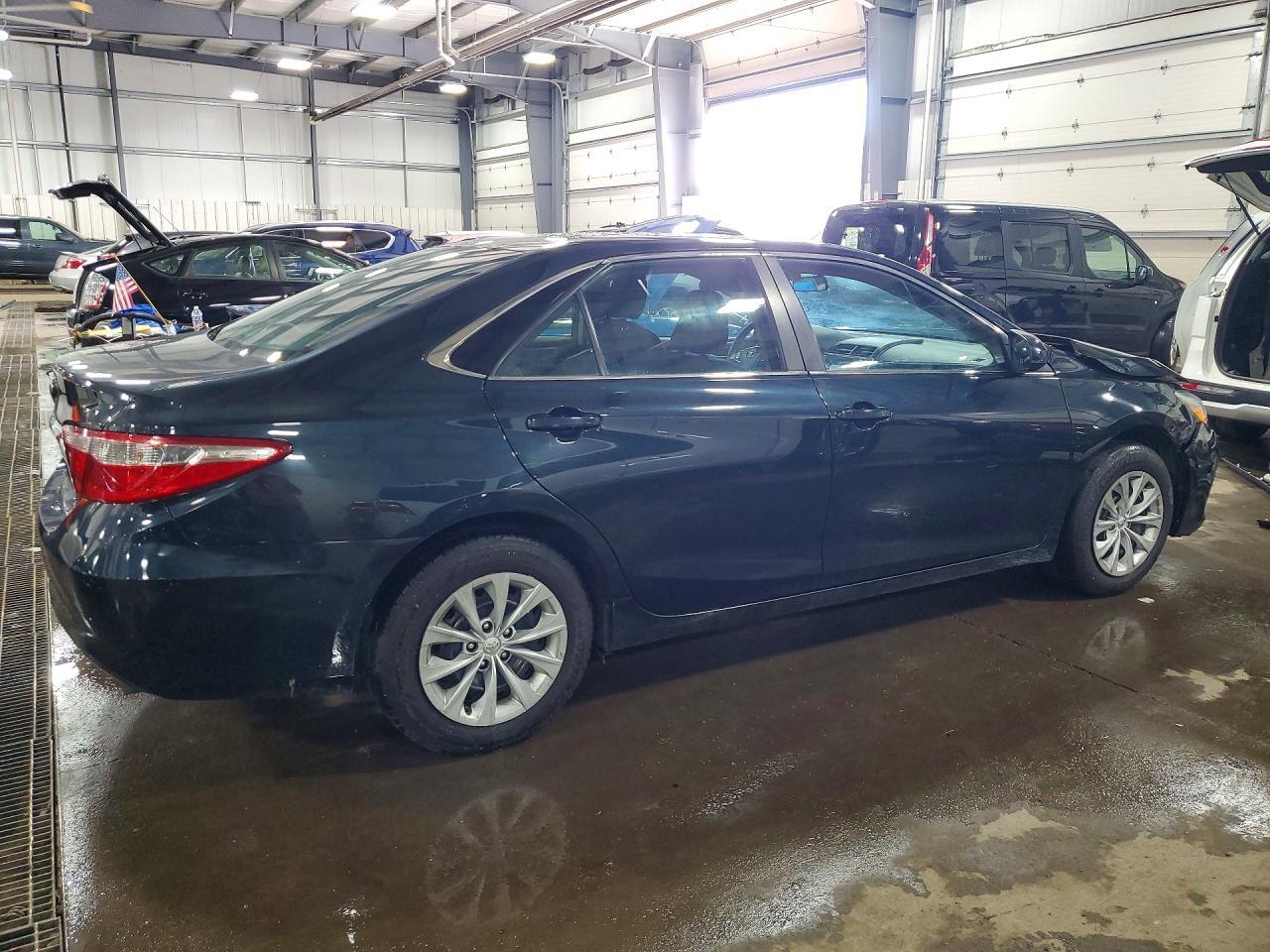 2016 Toyota Camry Le - Фото 3