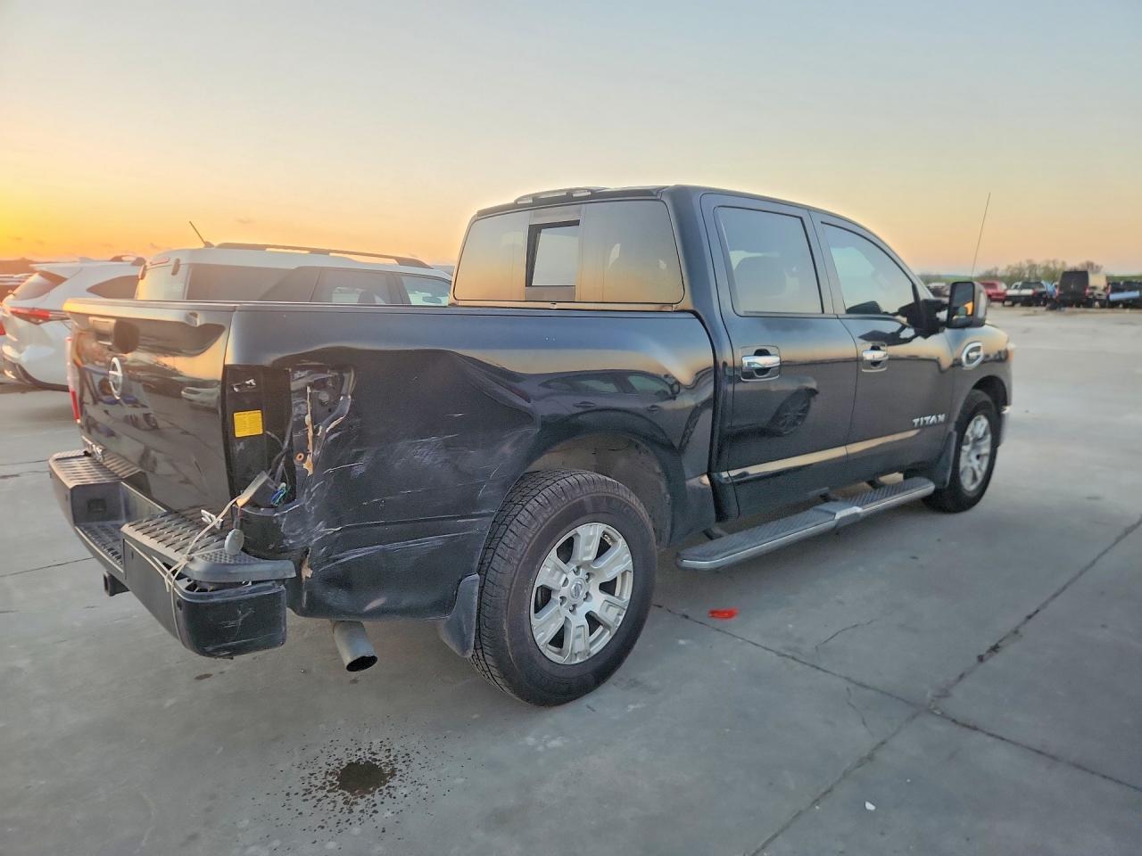 2017 Nissan Titan Sv - Image 3