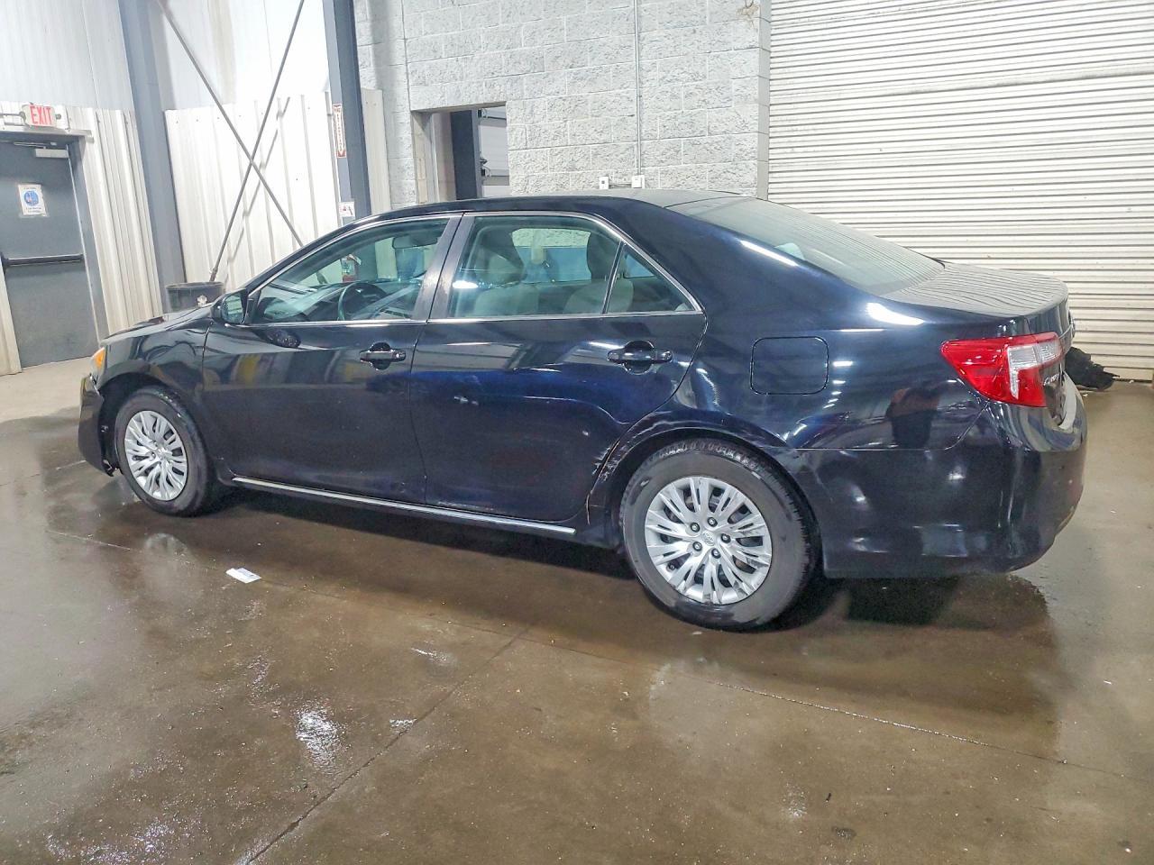 2012 Toyota Camry Le - Фото 2