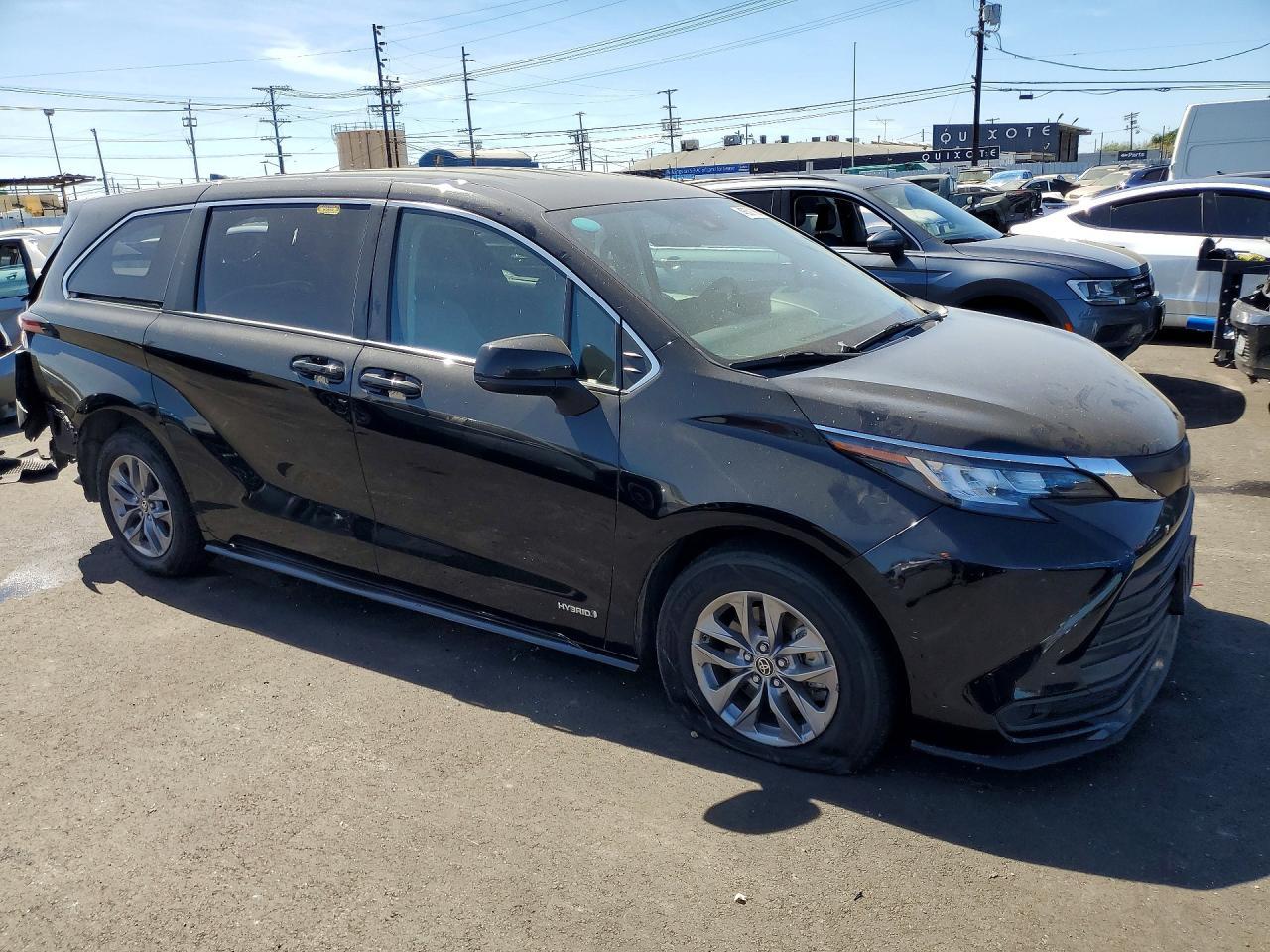 2021 Toyota Sienna Le 8-Passenger - Image 4