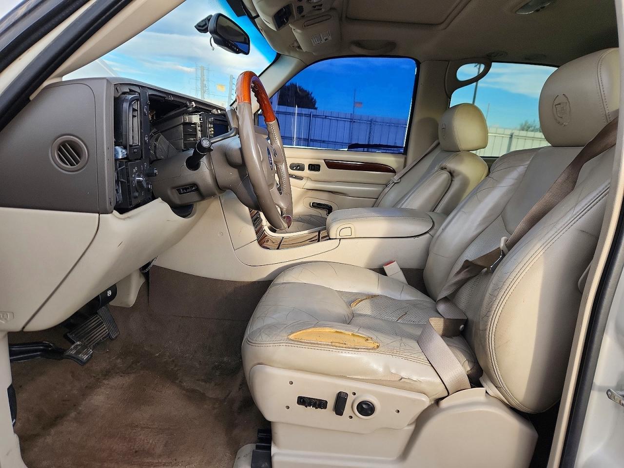 2004 Cadillac Escalade Luxury - Image 7