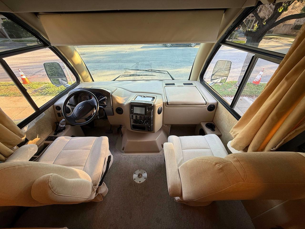 2016 Ford Econoline E450 Super Duty Commercial Stripped Chassis - Image 5