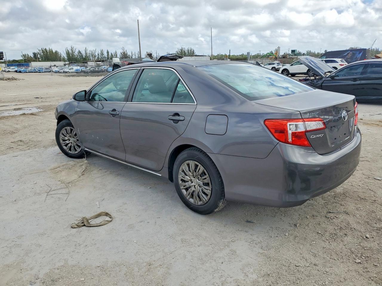 2014 Toyota Camry Le - Фото 2