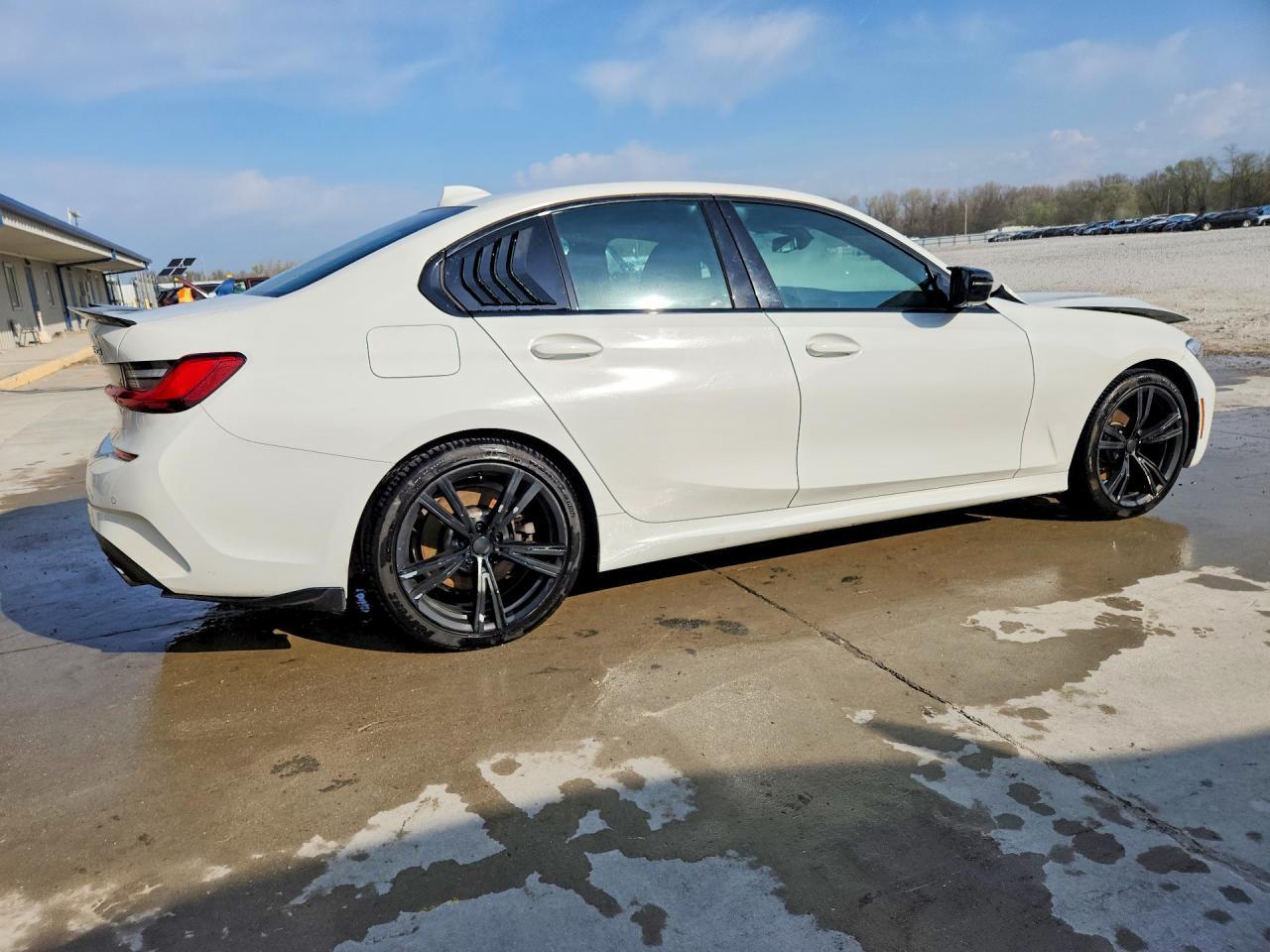 2020 BMW 330Xi - Фото 3