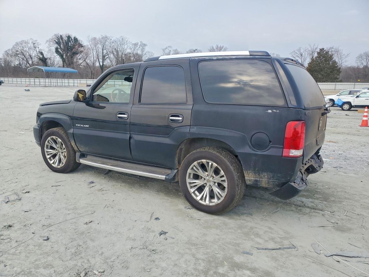 2004 Cadillac Escalade Luxury - Image 2