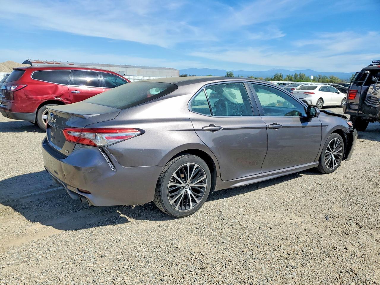 2018 Toyota Camry Se - Фото 3