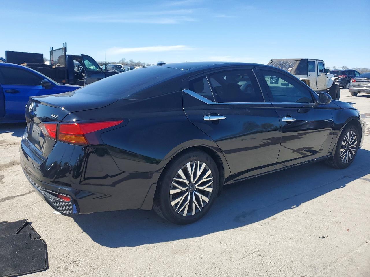 2024 Nissan Altima 2.5 Sv - Image 3