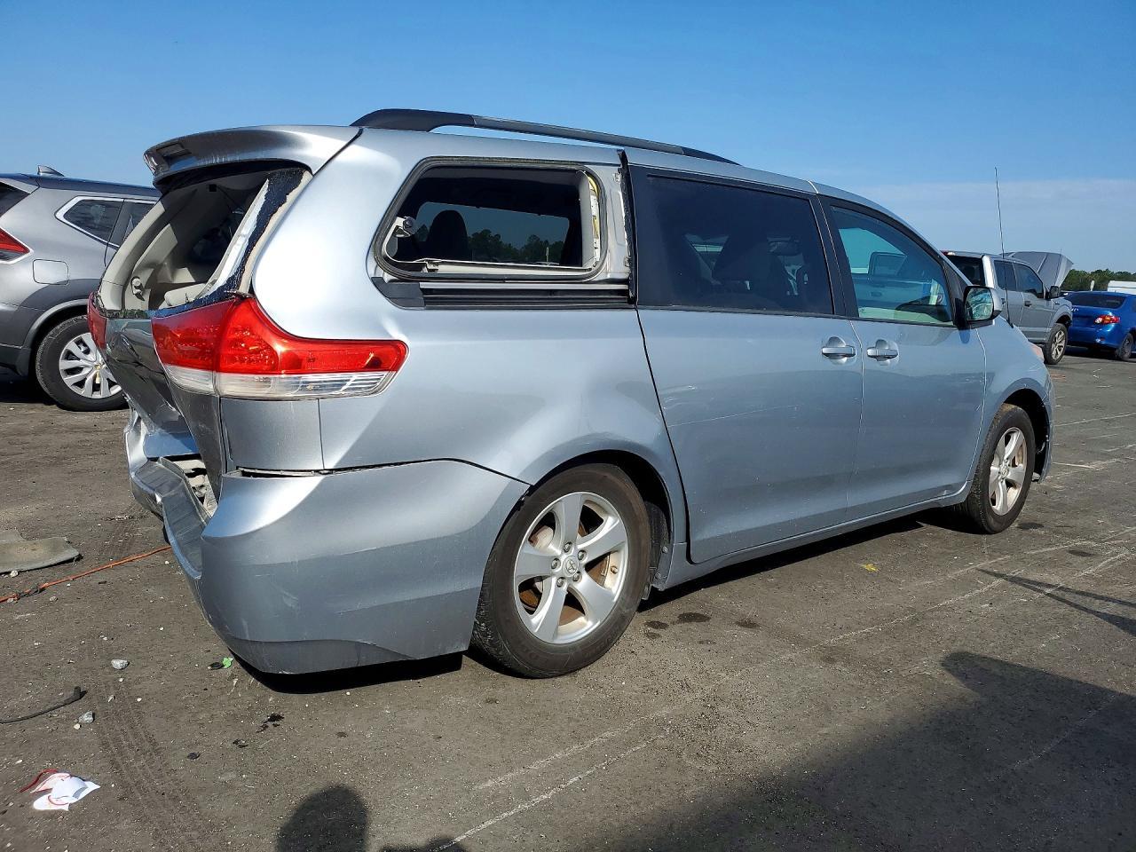 2014 Toyota Sienna Le 8-Passenger - Фото 3