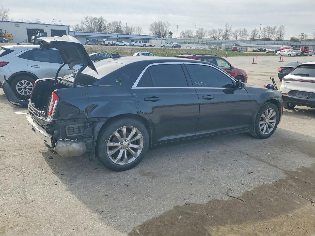 2018 Chrysler 300 Touring - Фото 3