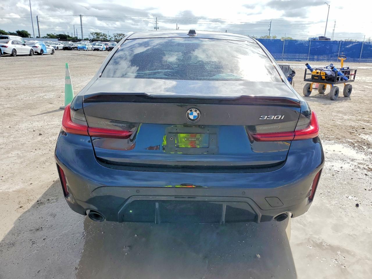 2025 BMW 330I - Фото 6