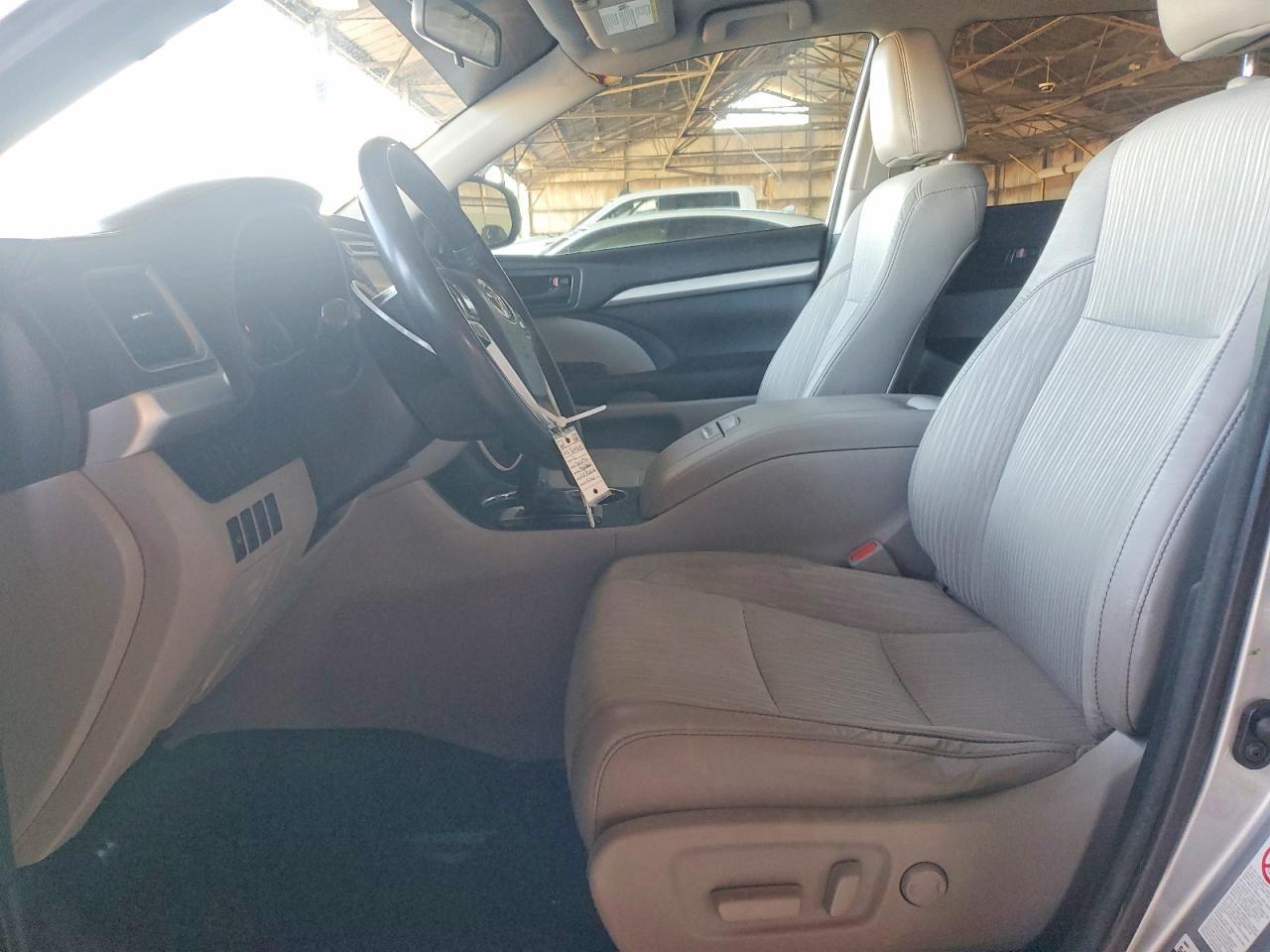 2016 Toyota Highlander Le Plus - Image 7