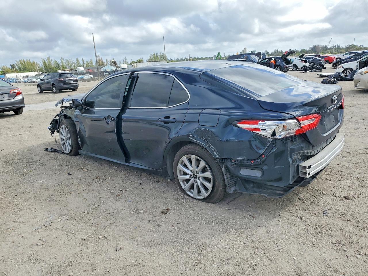 2020 Toyota Camry Le - Фото 2