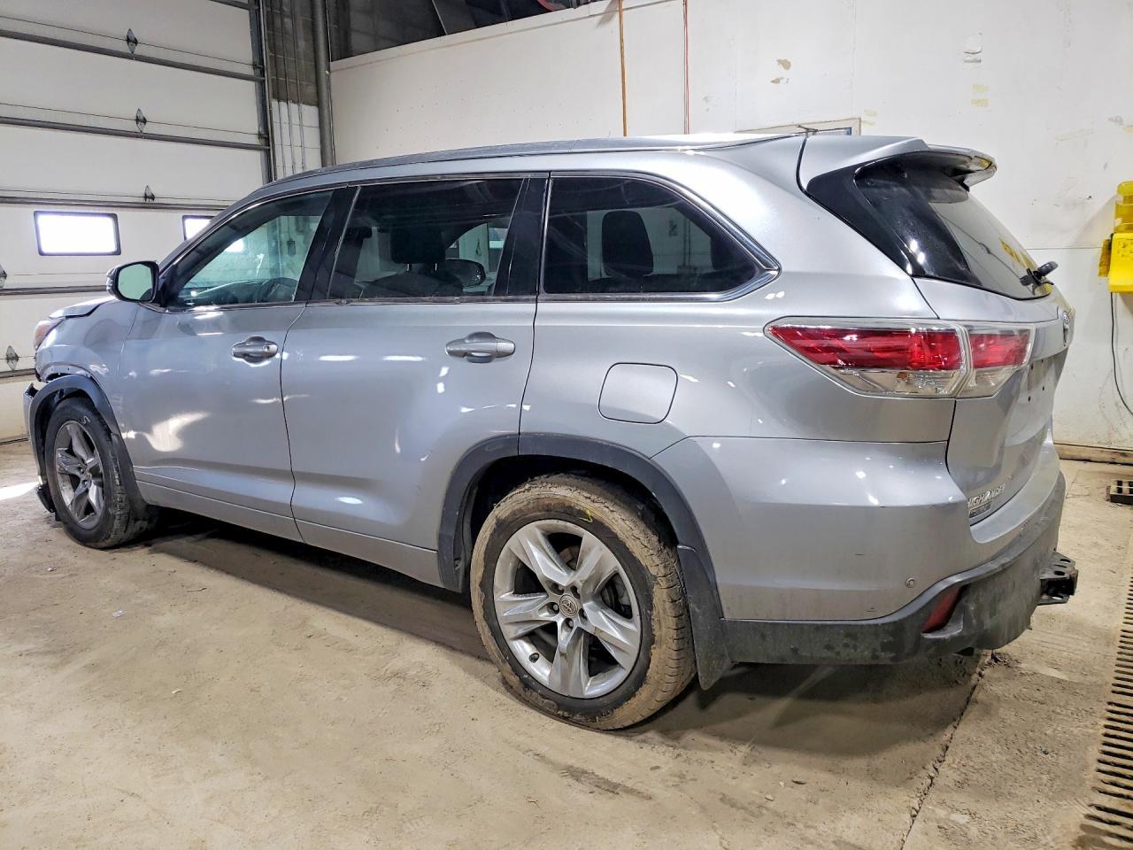 2015 Toyota Highlander Limited Platinum - Image 2