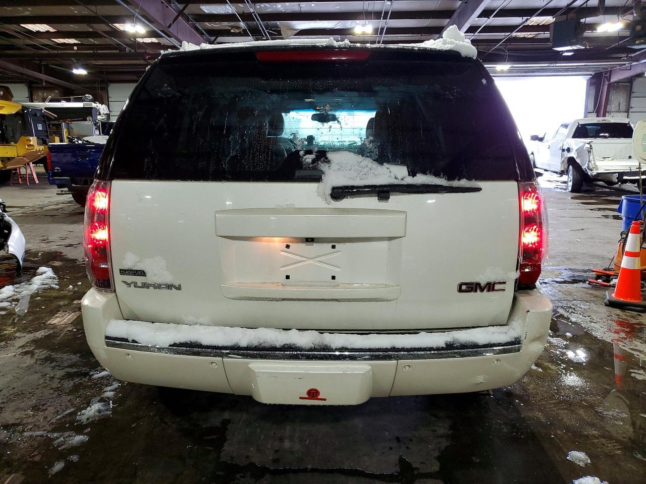 2011 GMC Yukon Denali - Image 6