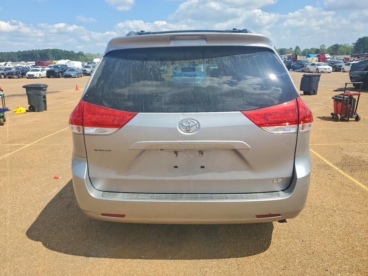 2011 Toyota Sienna Le 8-Passenger - Image 6