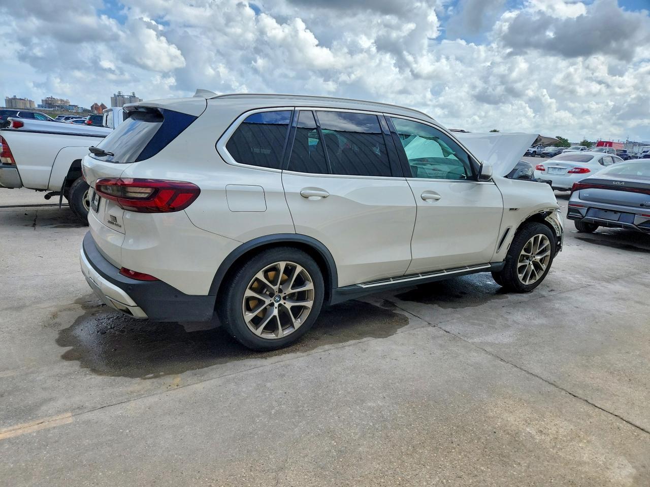 2023 BMW X5 xDrive45E - Image 3