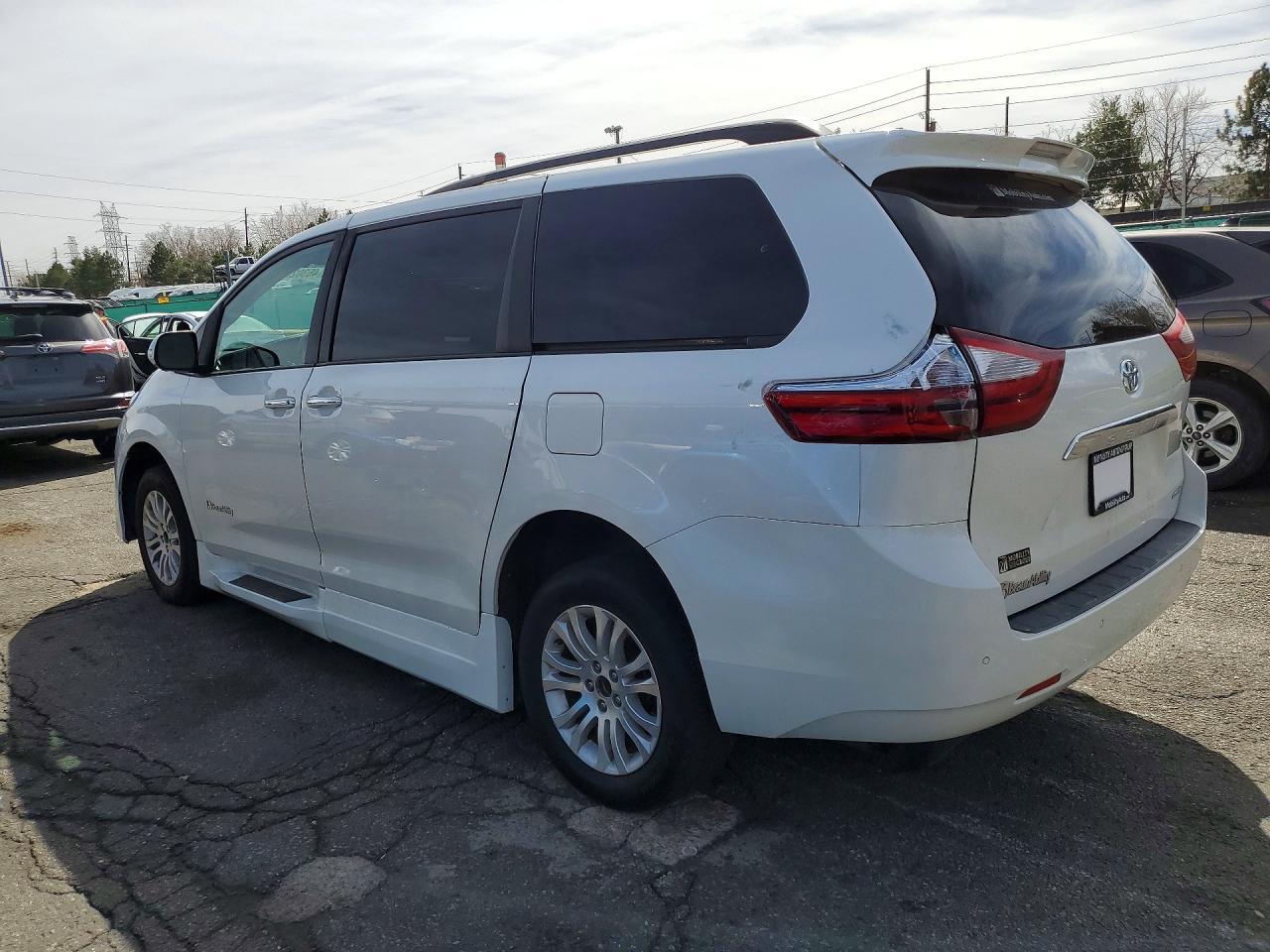 2019 Toyota Sienna Limited Premium 7-Passenger - Фото 2