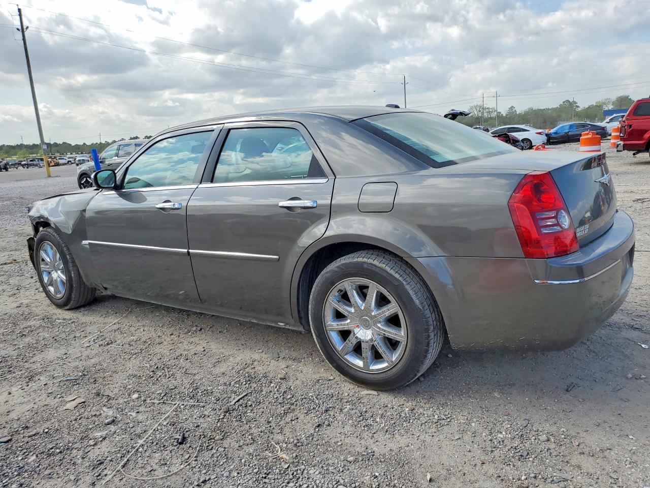 2010 Chrysler 300 Touring - Фото 2