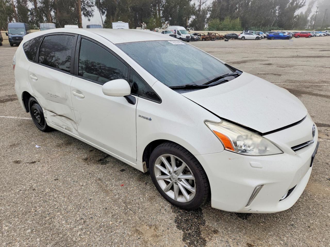 2014 Toyota Prius V Five - Фото 4