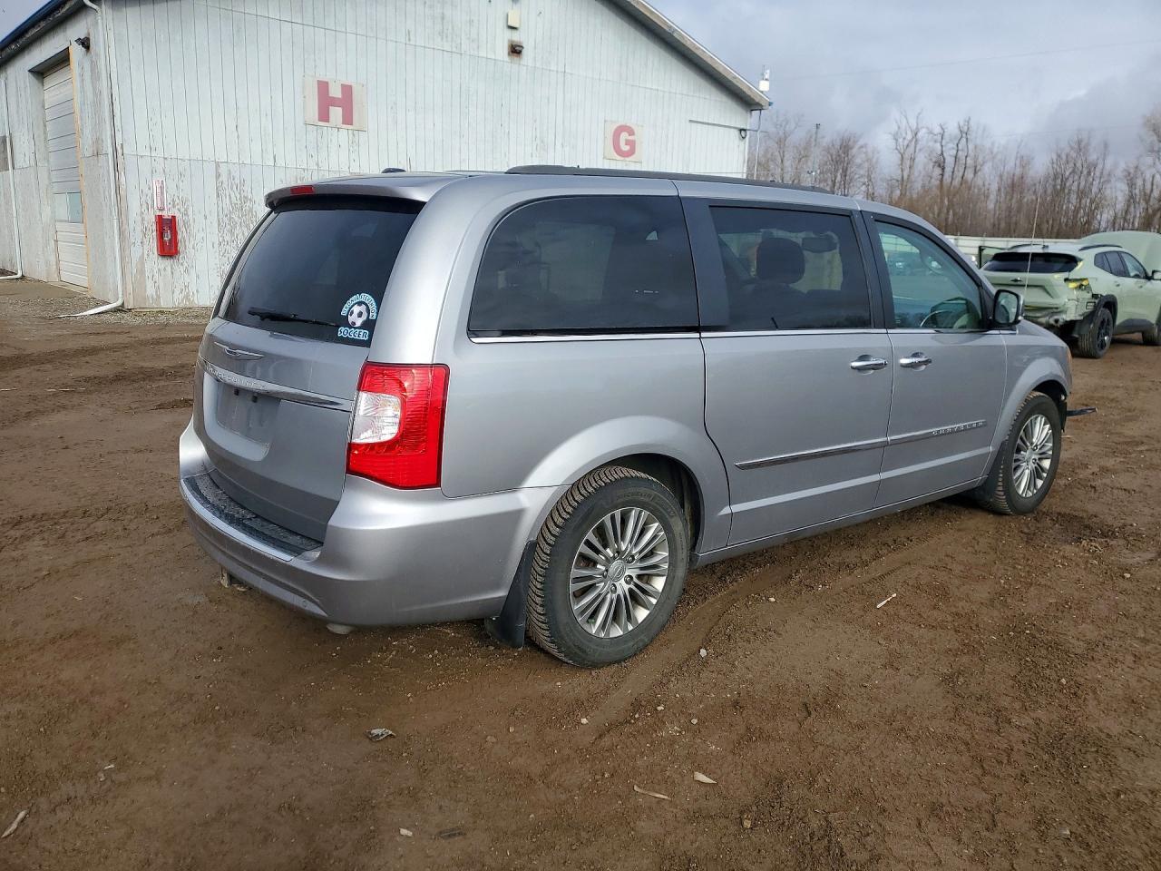 2015 Chrysler Town & Country Touring L - Фото 3