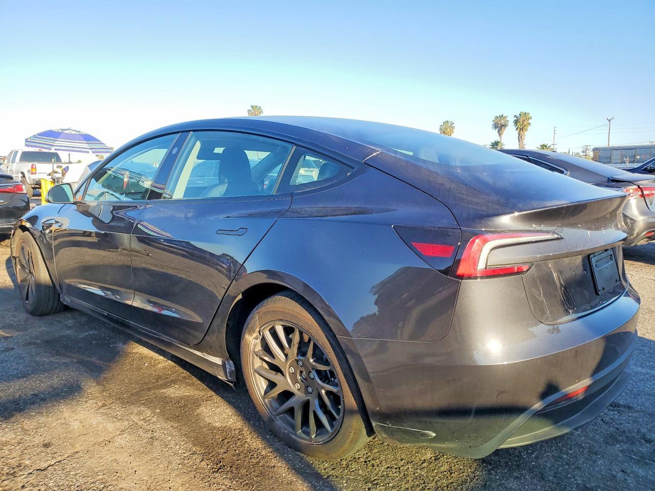 2025 Tesla Model 3 - Фото 2