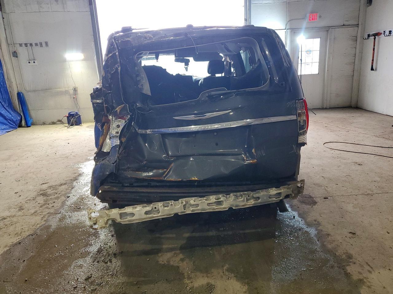 2012 Chrysler Town & Country Touring - Image 6