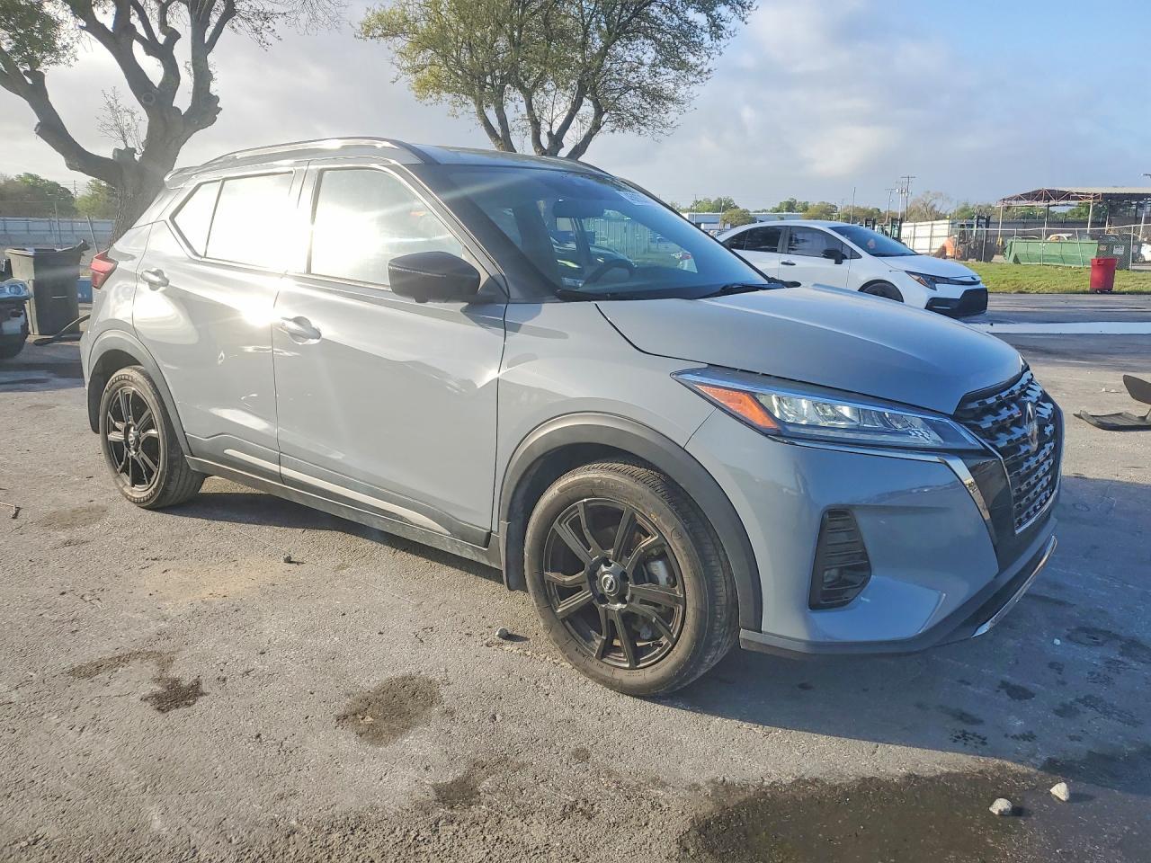 2024 Nissan Kicks Sr - Image 4