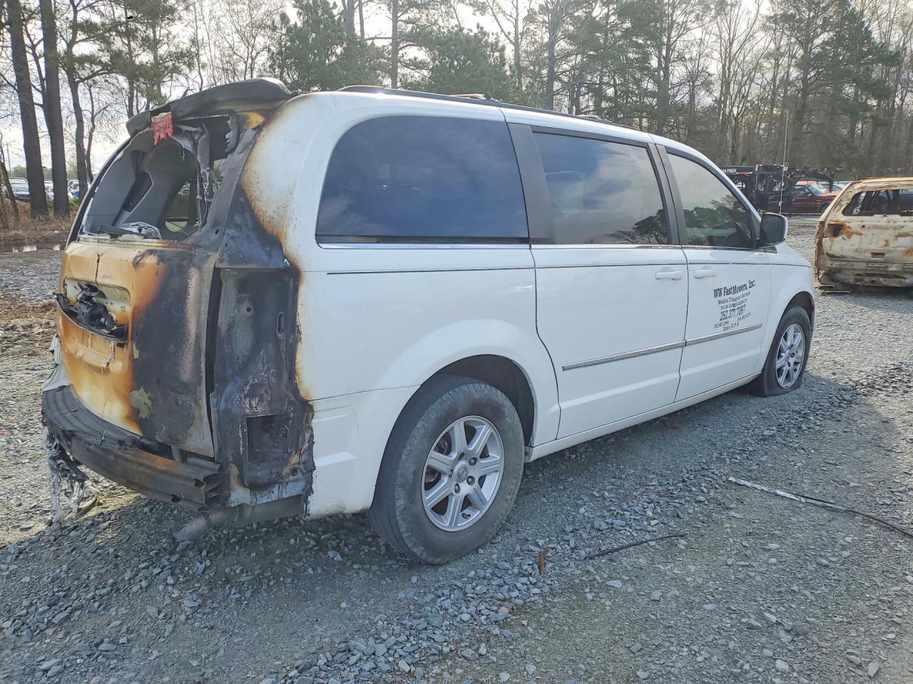 2010 Chrysler Town & Country Touring - Image 3