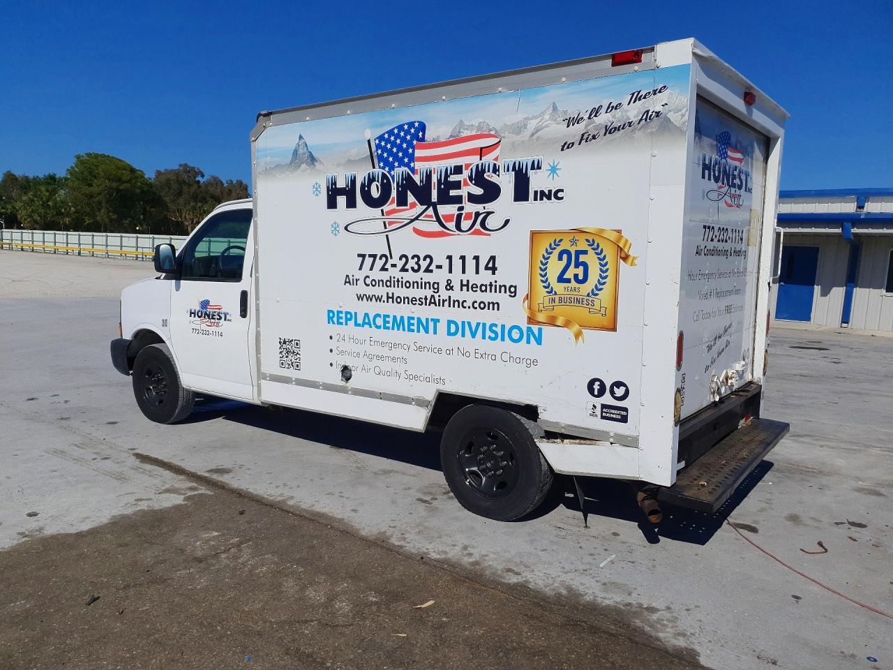 2005 GMC Savana Box Truck - Фото 2
