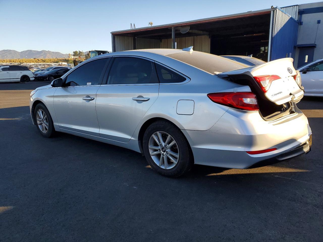 2017 Hyundai Sonata Base - Image 2