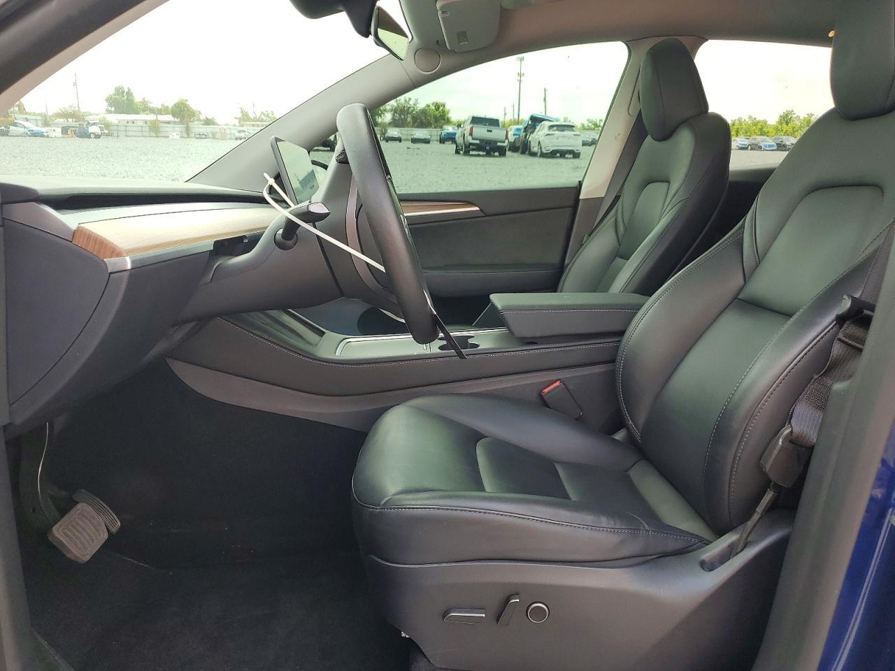 2025 Tesla Model Y - Фото 7