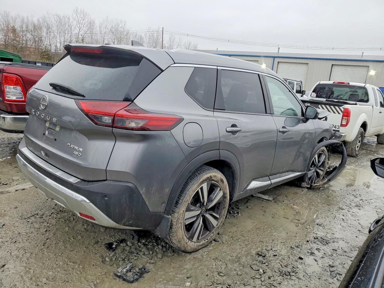 2023 Nissan Rogue Platinum - Image 3