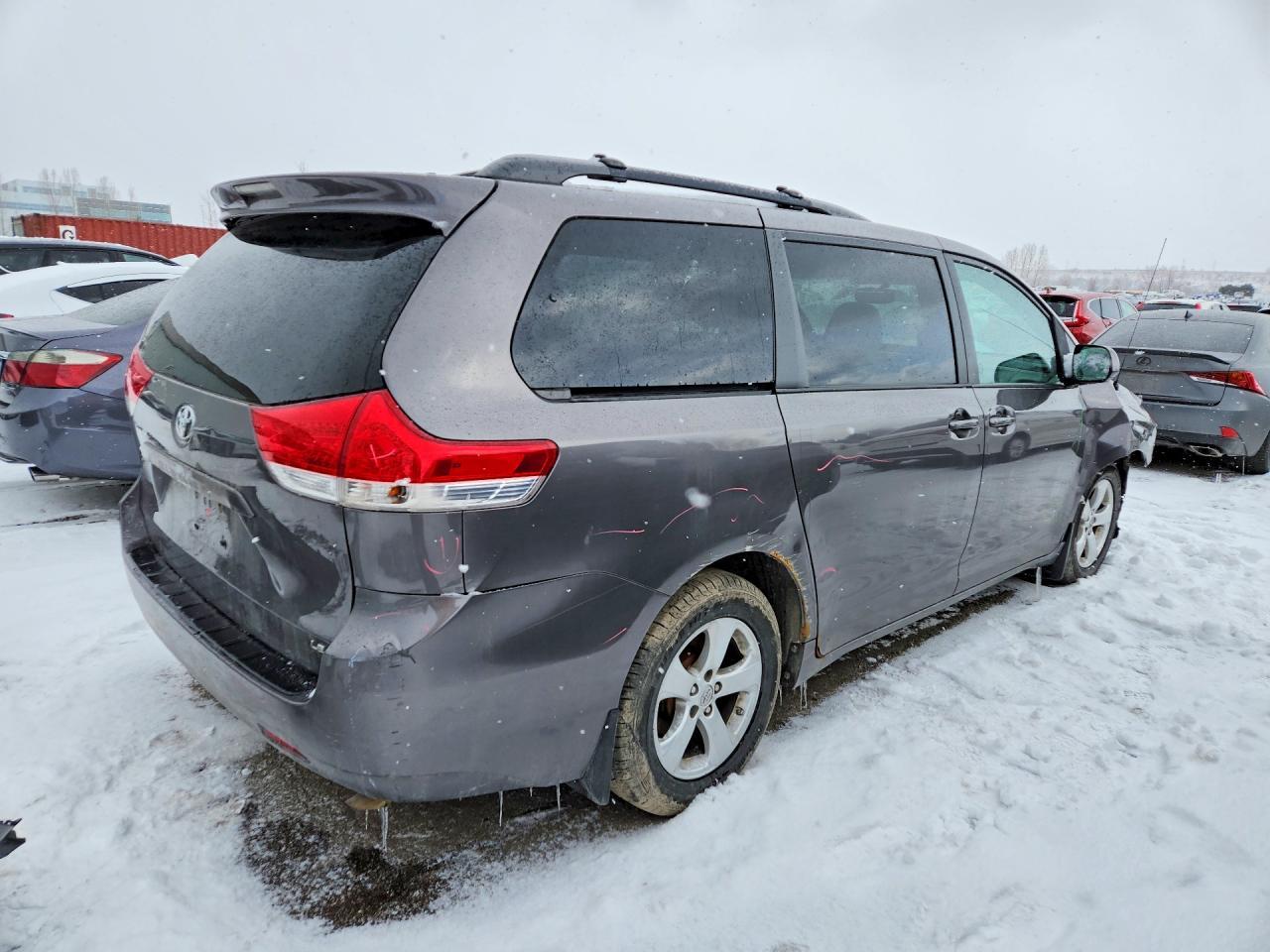 2014 Toyota Sienna Le 8-Passenger - Фото 3