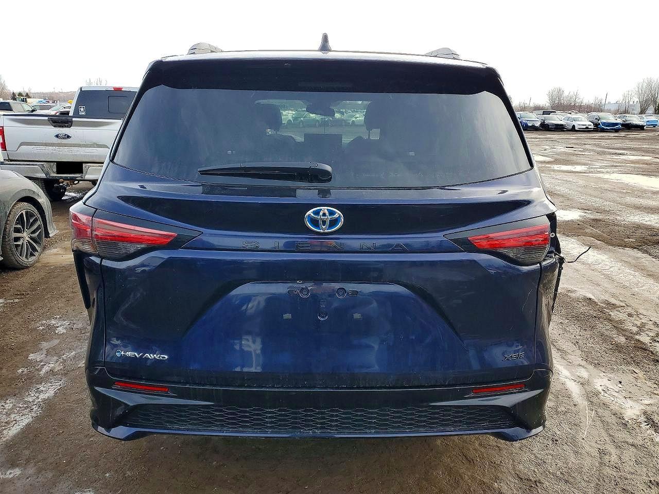 2025 Toyota Sienna Le - Image 6