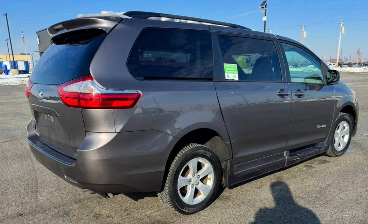 2016 Toyota Sienna Le Mobility 7-Passenger - Image 4
