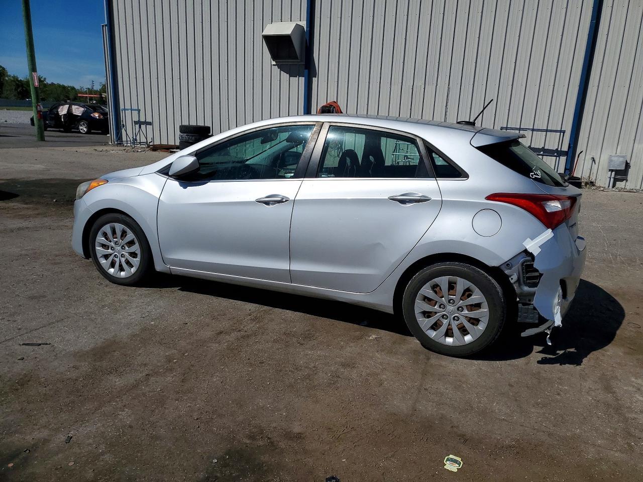 2017 Hyundai Elantra Gt Base - Image 2