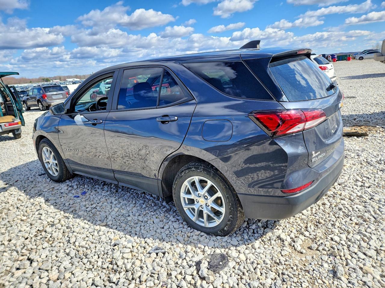 2022 Chevrolet Equinox Ls - Фото 2